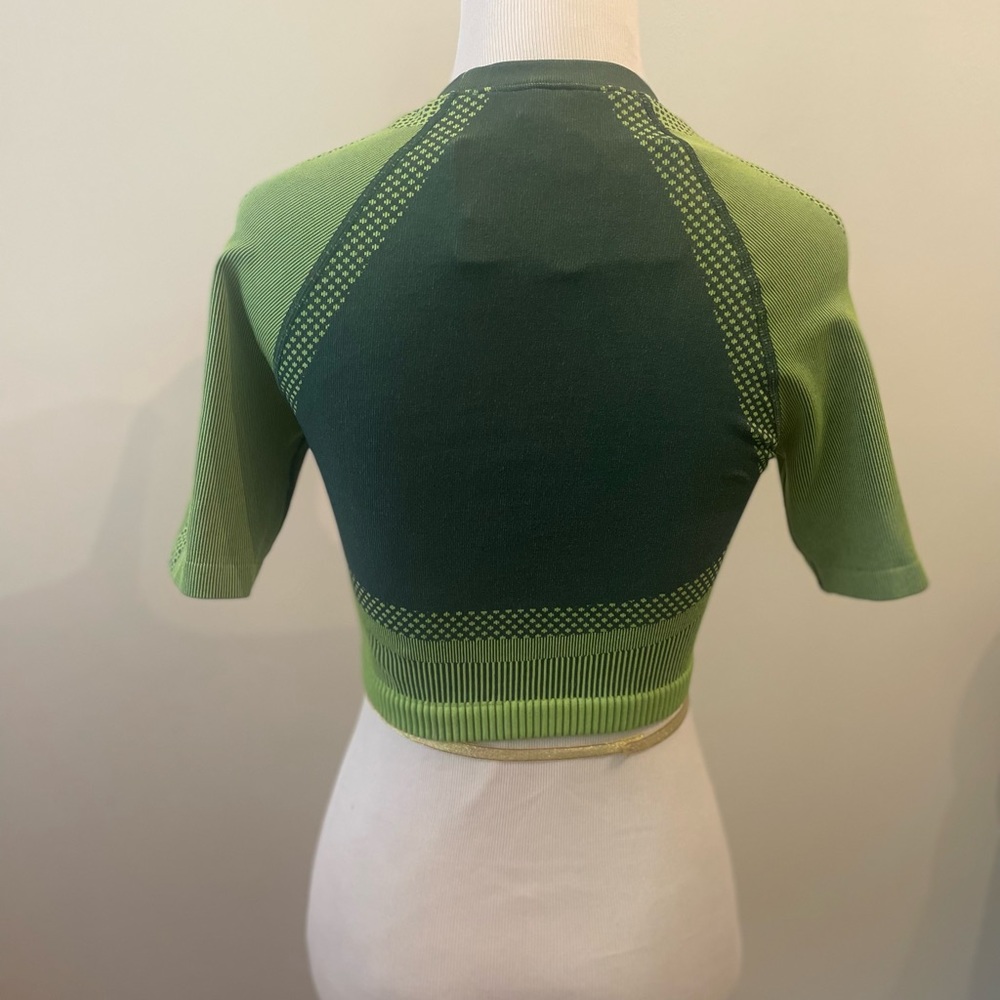 Fabletics crop top - Picture 2 of 4